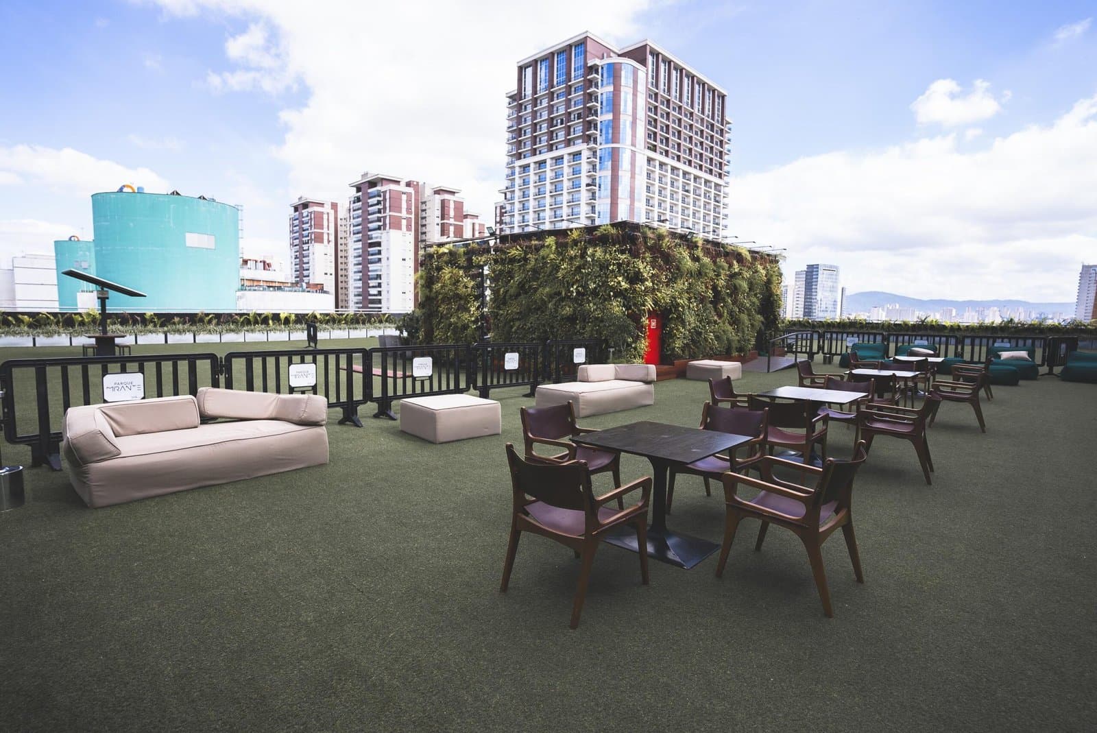 Rooftop do Parque Mirante com jardim vertical e mobiliário ao ar livre