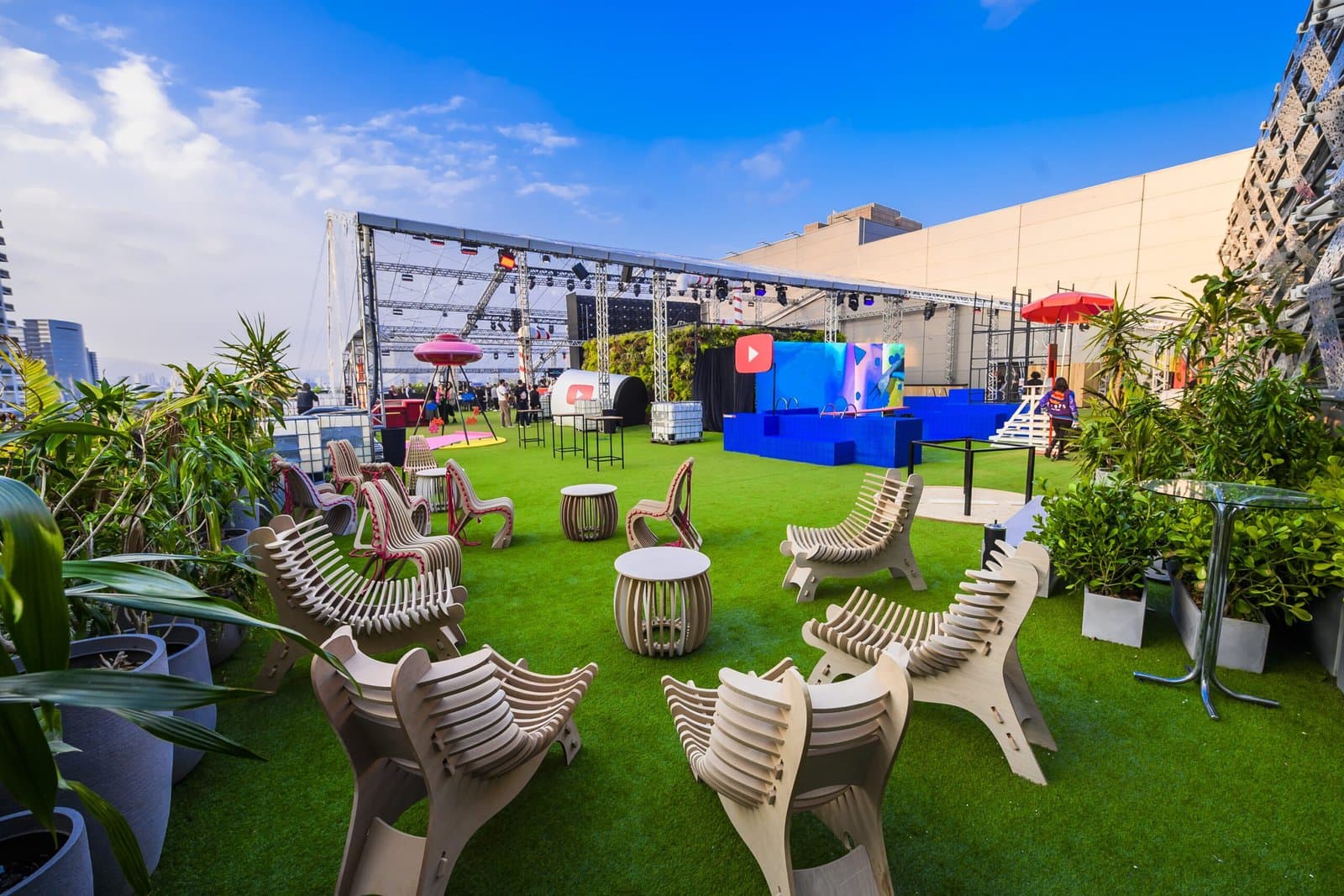 Área externa gramada montada com palco e lounge