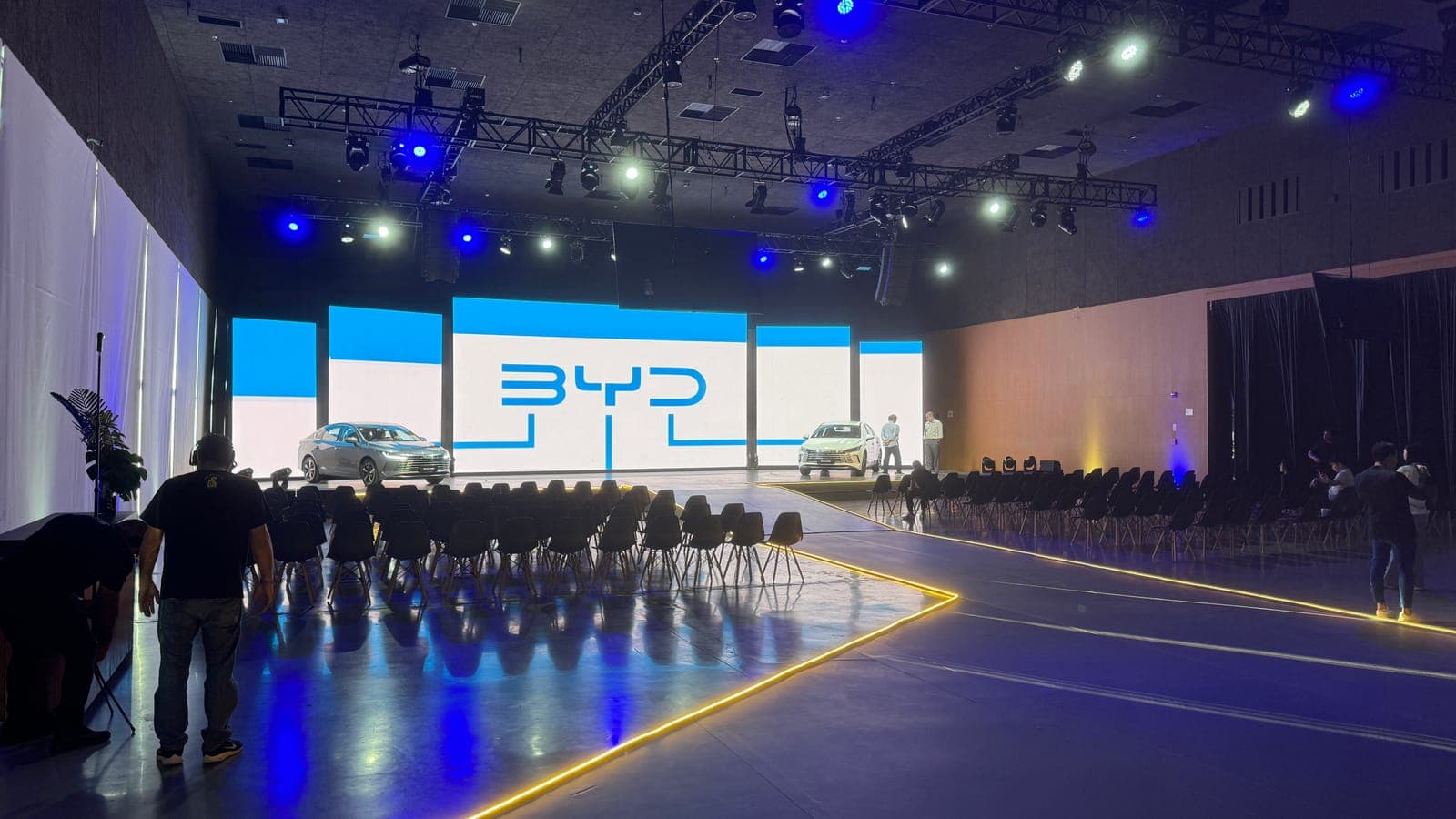 Lançamento automotivo com carros em exposição