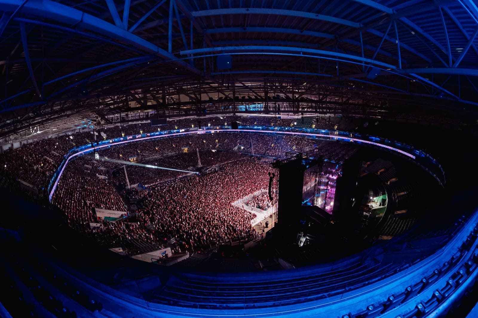 Arena lotada vista de cima durante um show