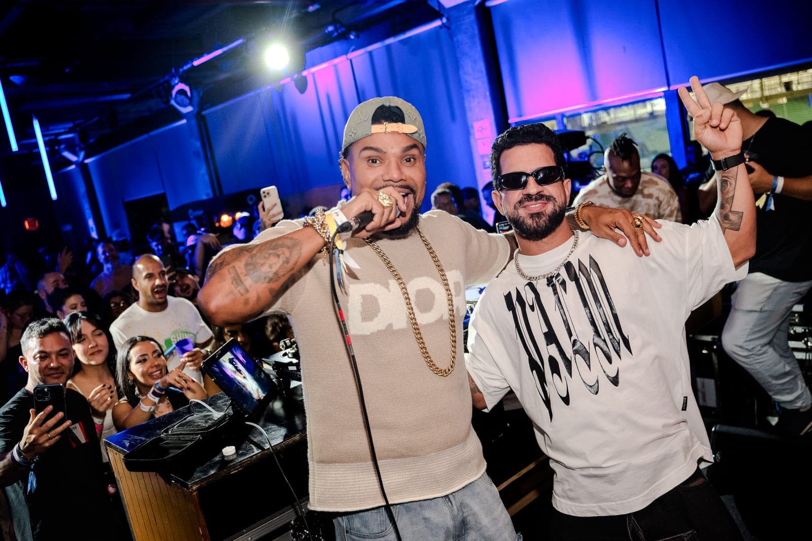 Artistas se apresentando para o público no palco