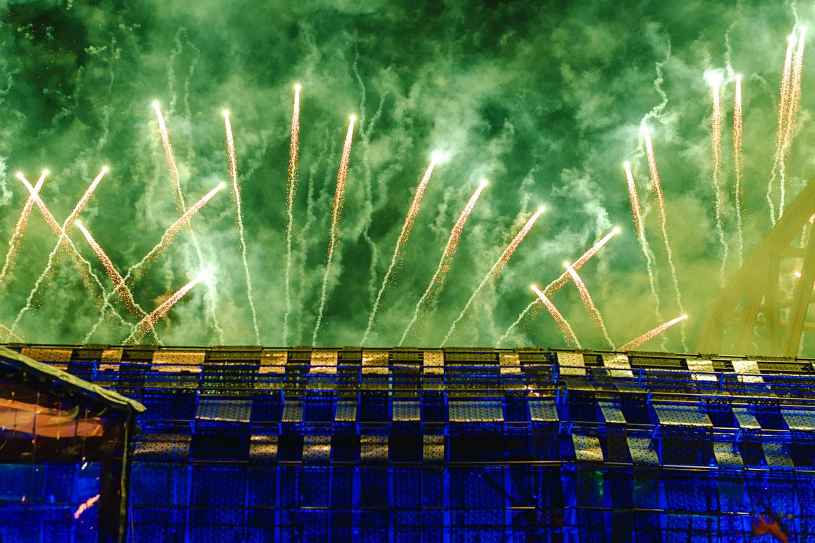 Show de fogos sobre a fachada da arena vista do espaço